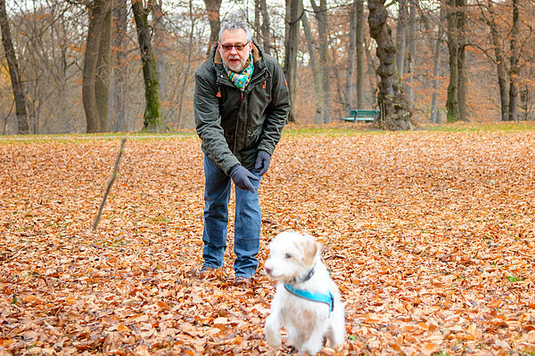 Inspire Nutzer Hanspeter H. spielt im Laub mit seinem Hund