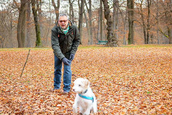 Inspire Nutzer Hanspeter H. spielt im Laub mit seinem Hund