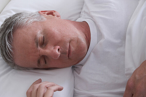 Inspire Therapie, schlafender Mann im Bett 