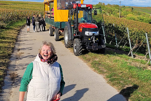 Inspire Nutzerin Petra B. auf einem Feldweg mit einem Traktor im Hintergrund