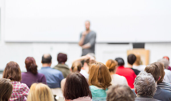 Redner vor einem Auditorium. Veranstaltung zu Schlafapnoe und Inspire Therapie