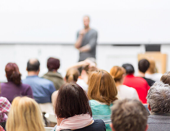 Redner vor einem Auditorium. Veranstaltung zu Schlafapnoe und Inspire Therapie  