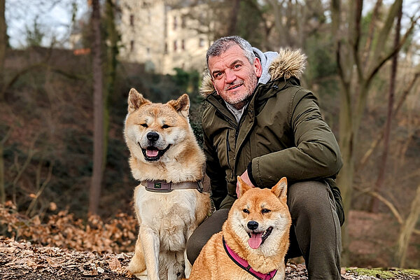 Inspire Nutzer Sascha G. mit seinen beiden Hunden beim Herbstspaziergang