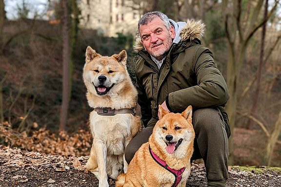 Inspire Nutzer Sascha G. mit seinen beiden Hunden beim Herbstspaziergang