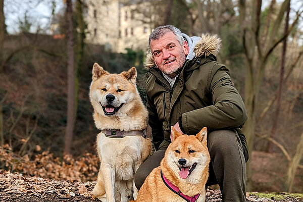 Inspire Nutzer Sascha G. mit seinen beiden Hunden beim Herbstspaziergang