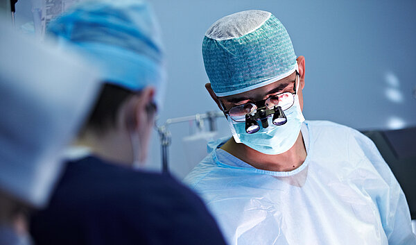 Ärzteteam bei einer Zungenschrittmacher OP
