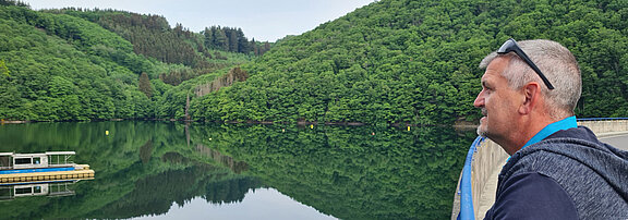 Inspire Nutzer Sascha G. schaut auf einen Bergsee