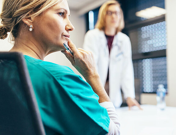 Ärzte in einer Besprechung. Bei der Inspire Therapie arbeiten die Fachärzte zusammen.  