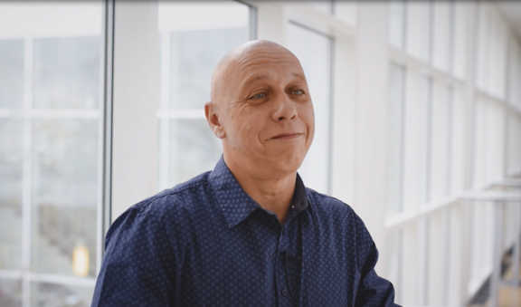 Inspire Nutzer Andreas S. steht im Raum vor einem Fenster  