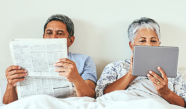 Paar liest im Bett Informationen zur Inspire Therapie