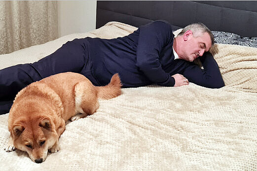 Inspire Nutzer Sascha G. schlafend im Bett neben seinem liegenden Hund
