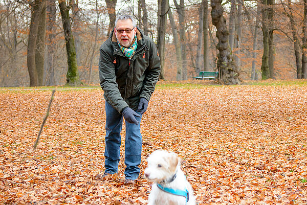 Inspire Nutzer Hanspeter H. spielt im Laub mit seinem Hund