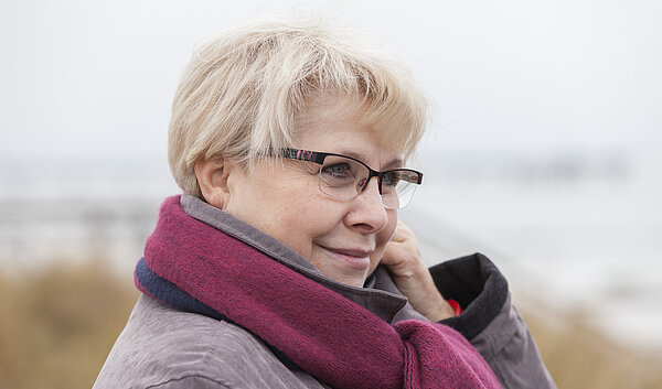 Inspire Patientin Ilona M. beim Spaziergang am Meer