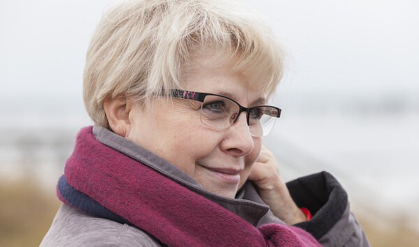 Inspire Patientin Ilona M. beim Spaziergang am Meer