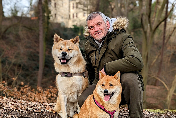 Inspire Nutzer Sascha G. mit seinen beiden Hunden