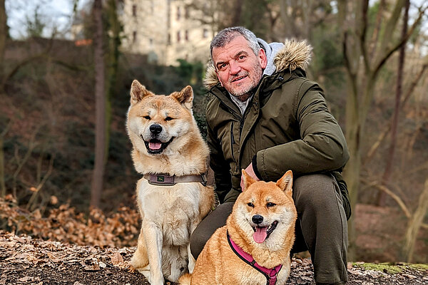 Inspire Nutzer Sascha G. mit seinen beiden Hunden