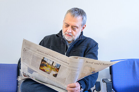 Inspire Nutzer Hanspeter H. sitzt im Wartezimmer und liest Zeitung