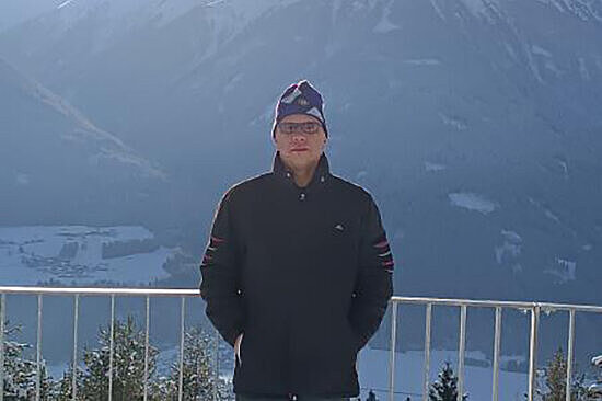 Inspire Nutzer Andreas S. steht vor einer winterlichen Bergkulisse